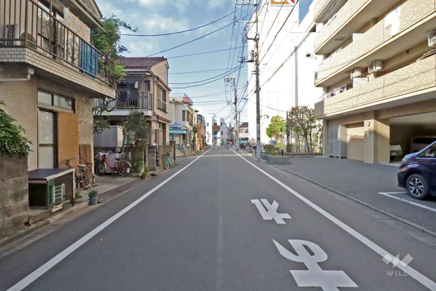 敷地西側の前面道路(南側から)