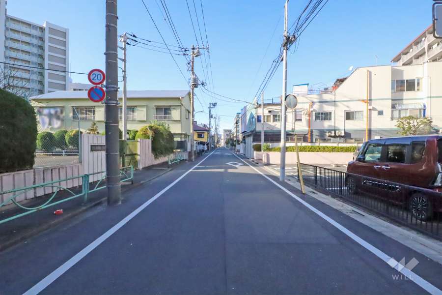 敷地西側の前面道路(南側から)