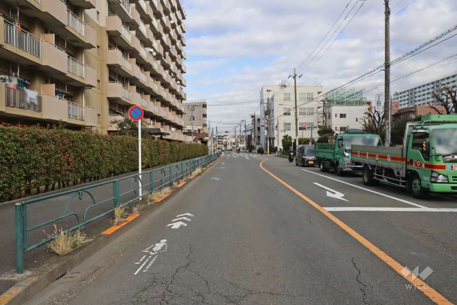 敷地北側の前面道路（西側から）