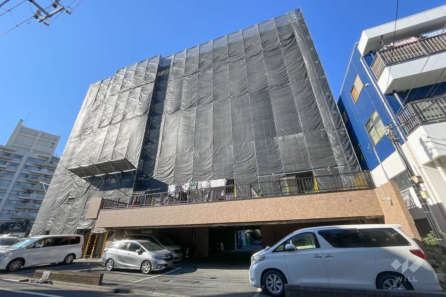 グランイーグル多摩川緑地３の外観（南東側から）※2024年10月現在。大規模修繕工事中