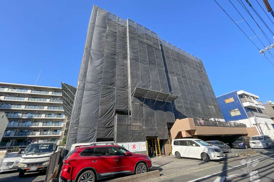 グランイーグル多摩川緑地３の外観（南西側から）※2024年10月現在。大規模修繕工事中