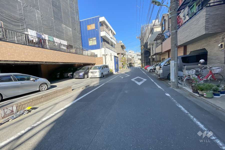 敷地南側の前面道路（西側から）