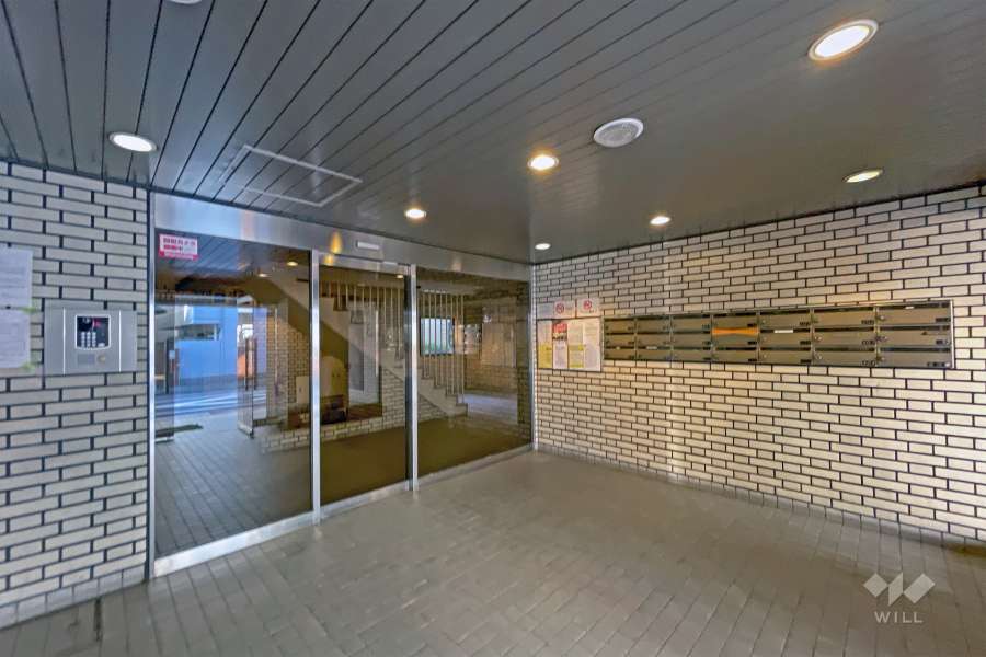 エントランスはオートロック付きです。