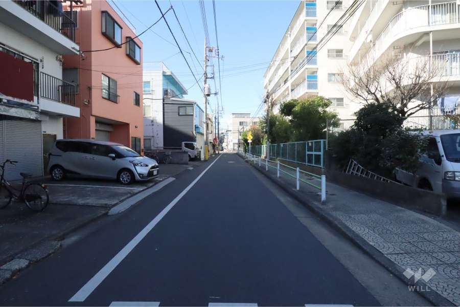 敷地南西側の前面道路(南東側から)