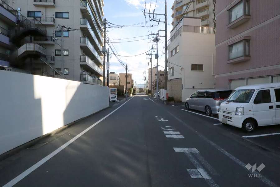 敷地東側の前面道路(南側から)