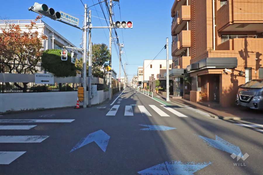 敷地北西側の前面道路(南西側から)
