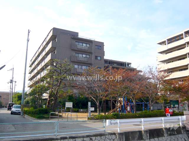藤和西宮北口ホームズの遠景（川沿いに位置しています。）