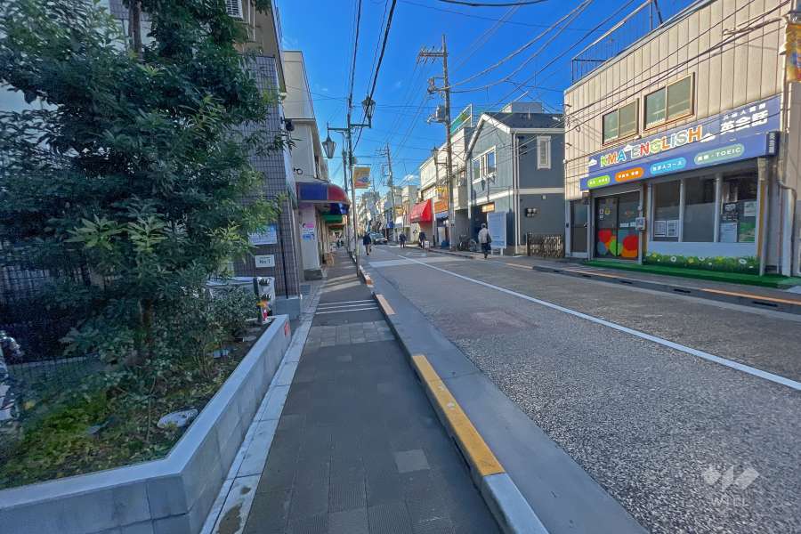 敷地北側の前面道路（東側から）