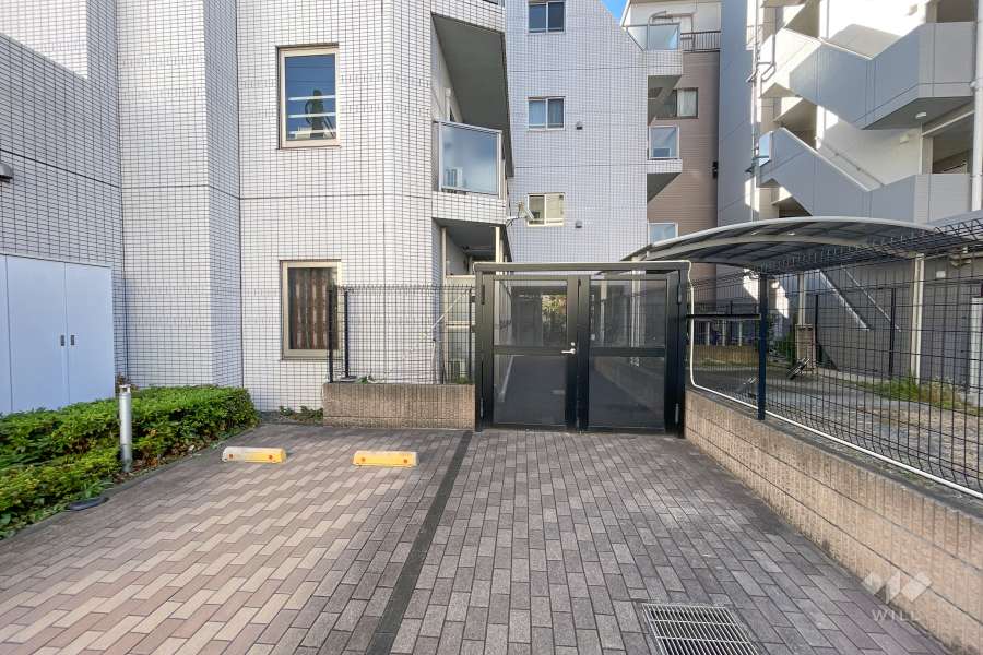 敷地内駐車場（屋外平面式）と駐輪場