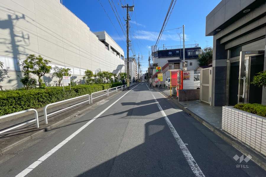 敷地東側の前面道路（北側から）