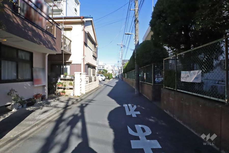 敷地東側の前面道路（南側から）