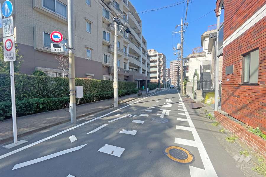 敷地東側の前面道路（南側から）