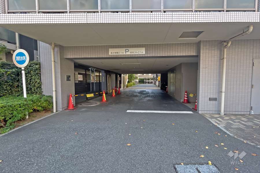 敷地内駐車場（屋内機械式）の出入り口