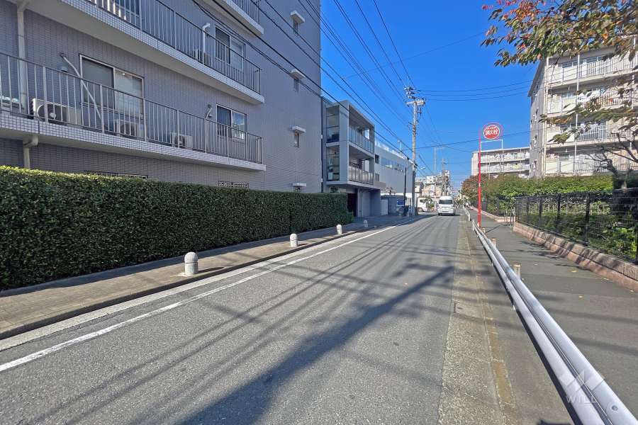 敷地東側の前面道路（南側から）