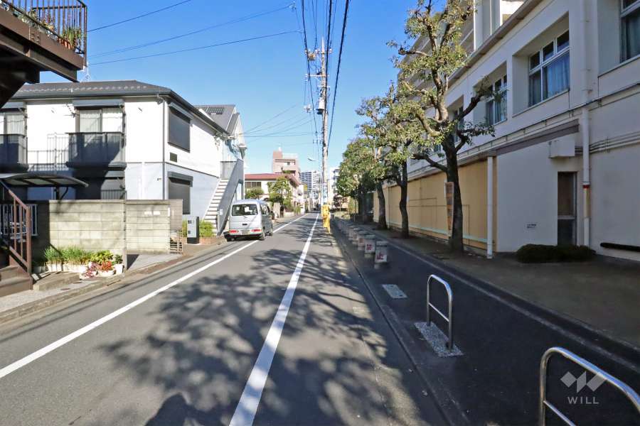 敷地西側の前面道路(南側から)