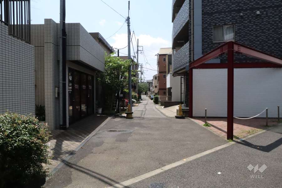 敷地南側の前面道路(東側から)