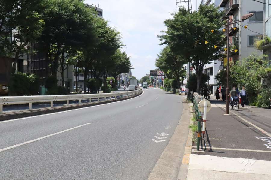 敷地北東側の前面道路(北西側から)
