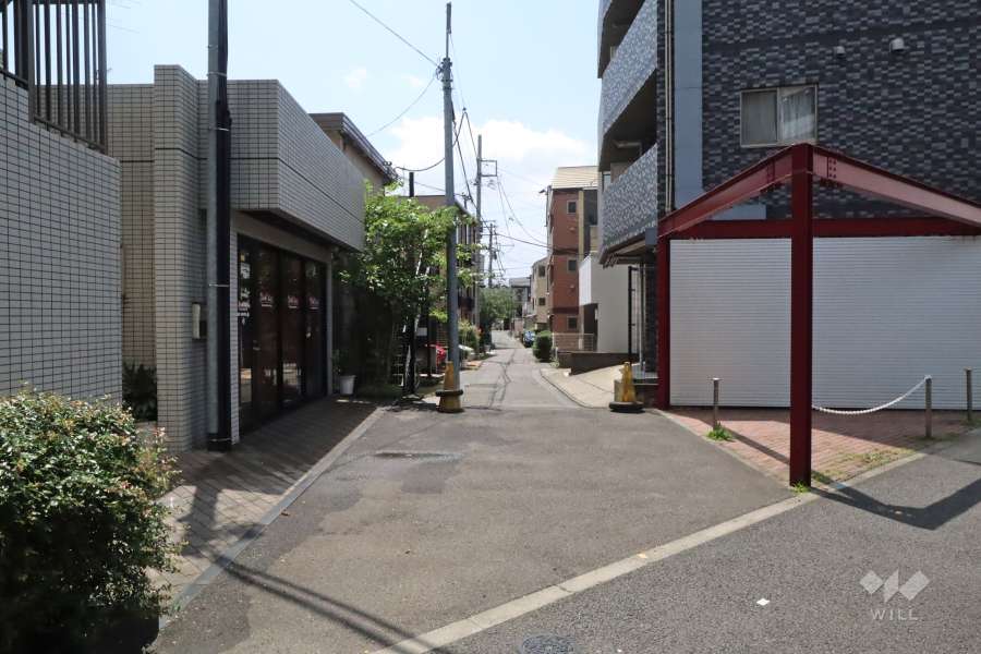 敷地北側の前面道路(東側から)