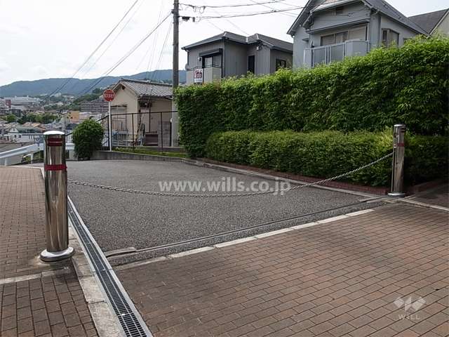 駐車場の入り口にはロボットゲートが設置されています。