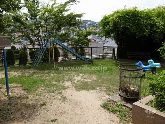 敷地に隣接する小さな公園