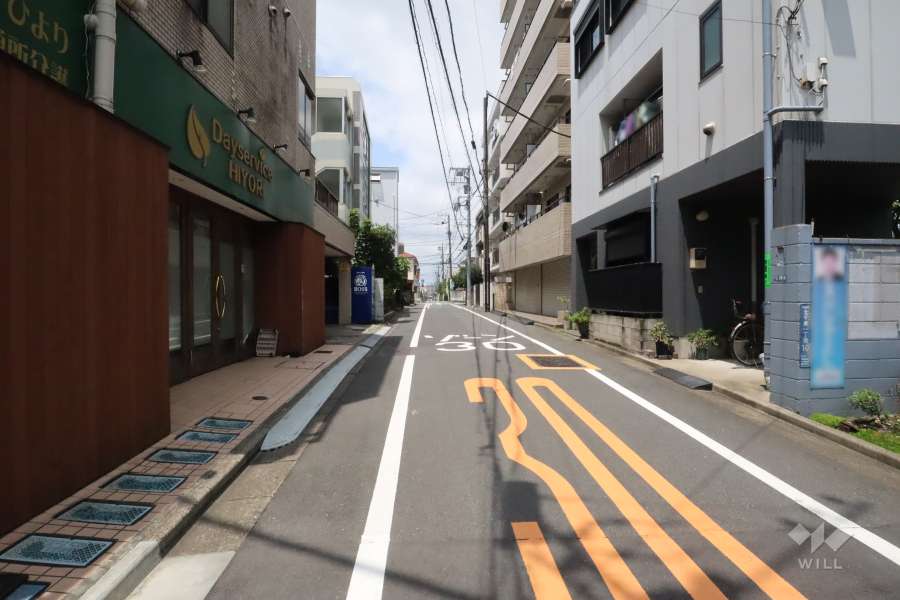 敷地南側の前面道路(東側から)