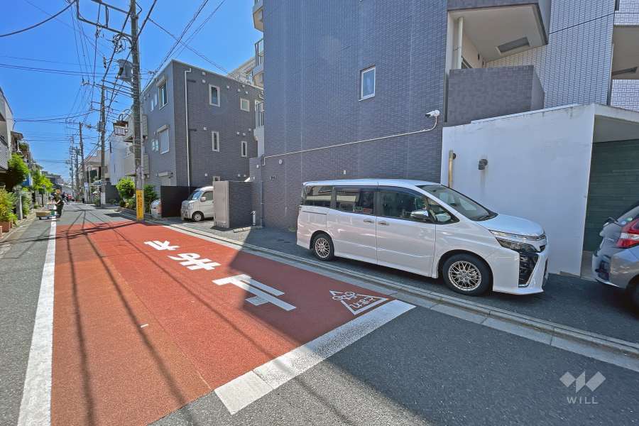 敷地北側の前面道路（西側から）