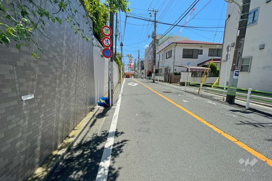 敷地西側の前面道路