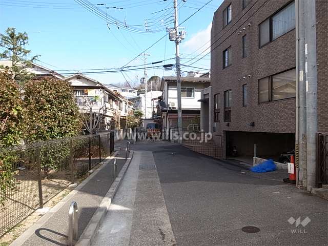 周辺は閑静な住宅地（敷地西側の前面道路）