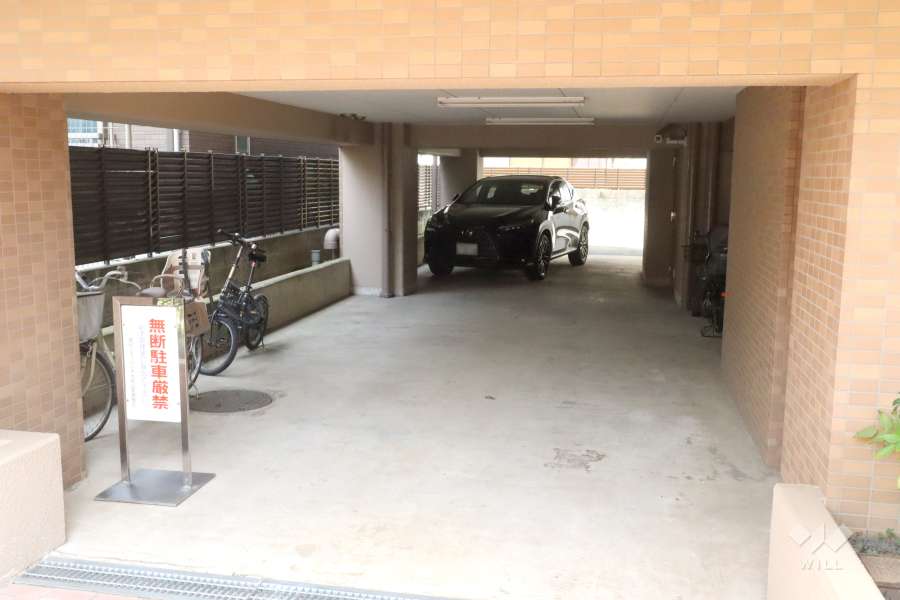 敷地内駐車場（屋内平面式）と駐輪場