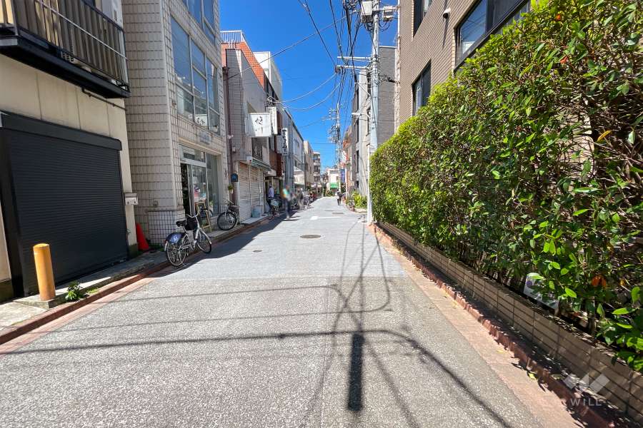 敷地南側の前面道路（東側から）