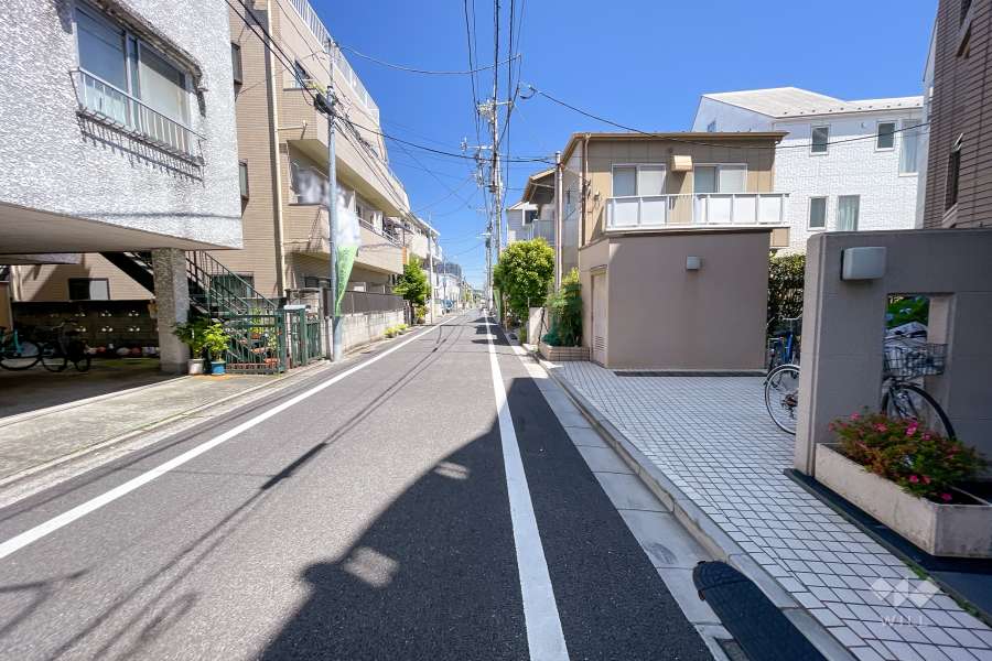 敷地東側の前面道路（南側から）
