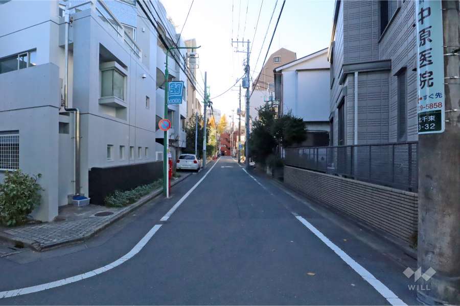 敷地北西側の前面道路(北東側)