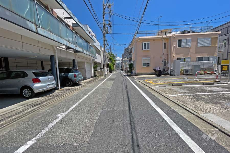 敷地北側の前面道路（東側から）
