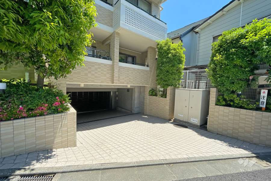 駐車場の出入り口（リングシャッター付き）