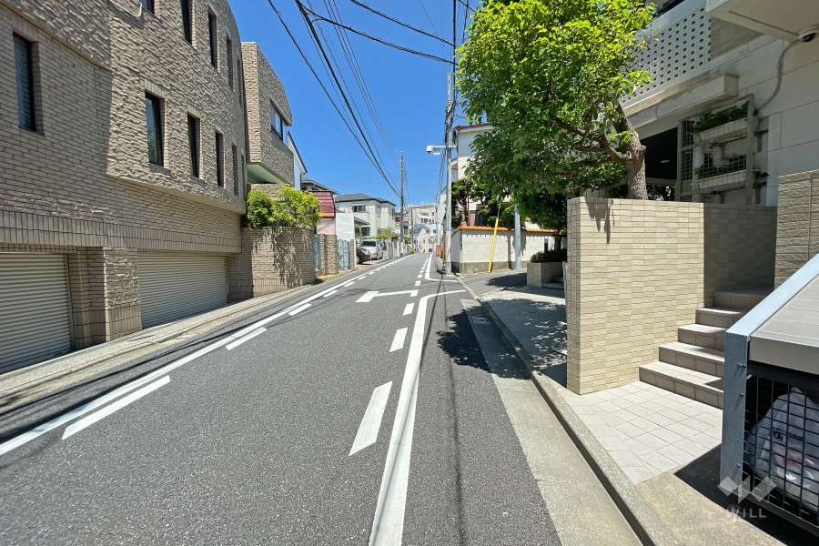 敷地西側の前面道路（南側から）