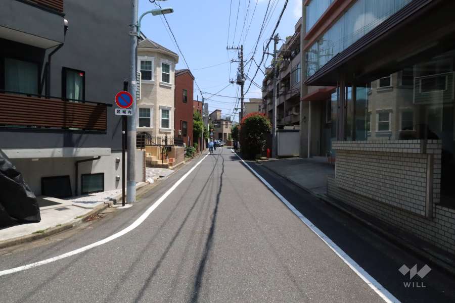 敷地北東側の前面道路（北西側から）