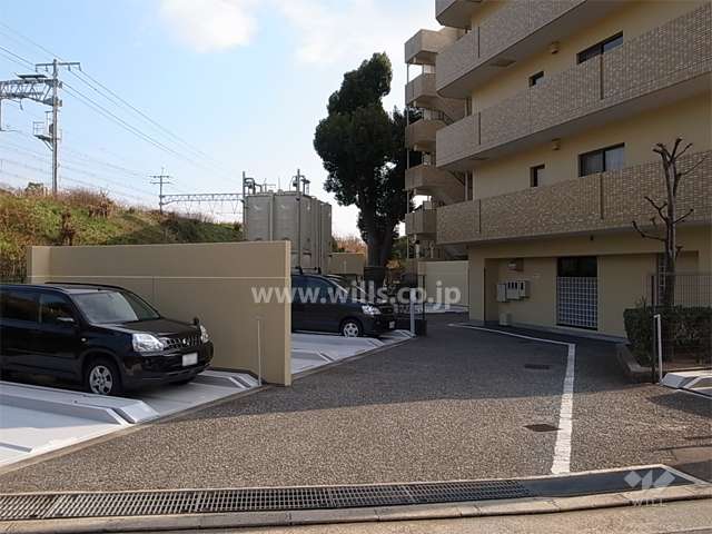 敷地内駐車場。敷地の北側にはJR東海道本線が走っています。