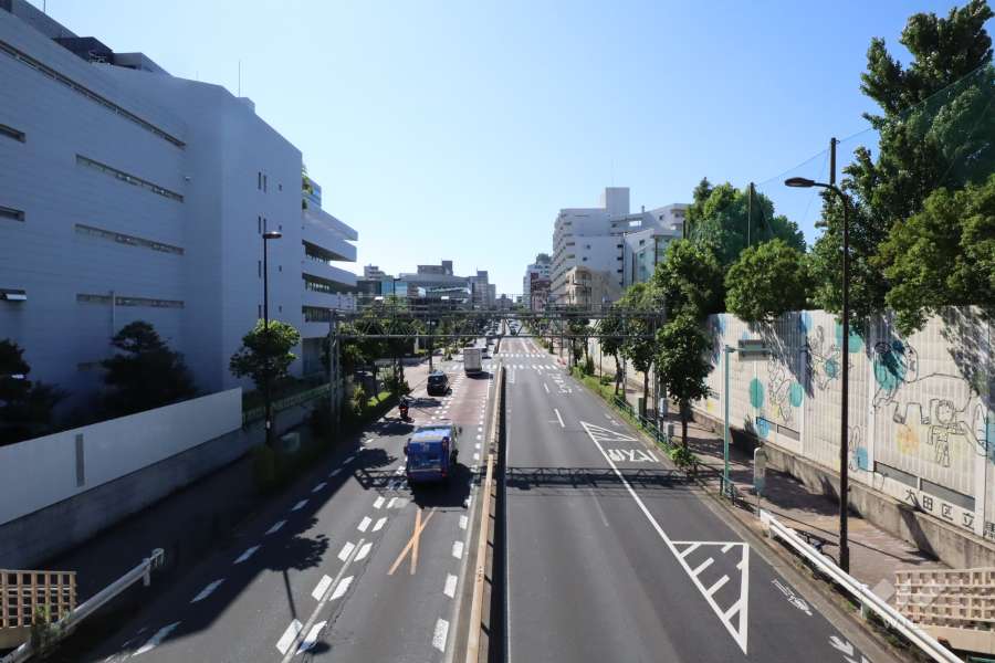 敷地南側の前面道路(東側から)