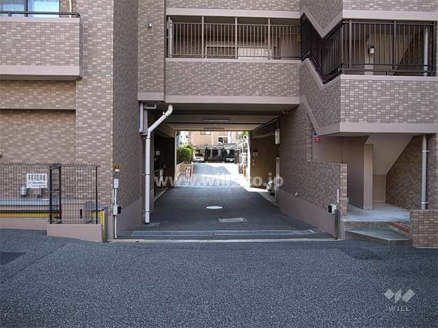 駐車場へのアプローチ（屋内機械式と平面式、屋外機械式駐車場があります。）