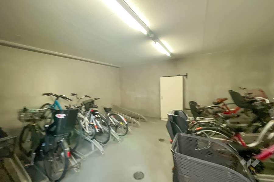 屋内に設けられた駐輪場