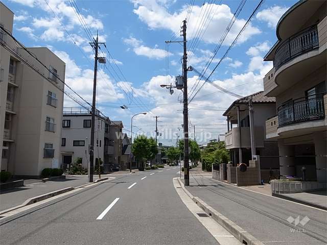 敷地南側の前面道路。二車線ですが、東へ行くと夙川に突き当たり、行き止まりです。