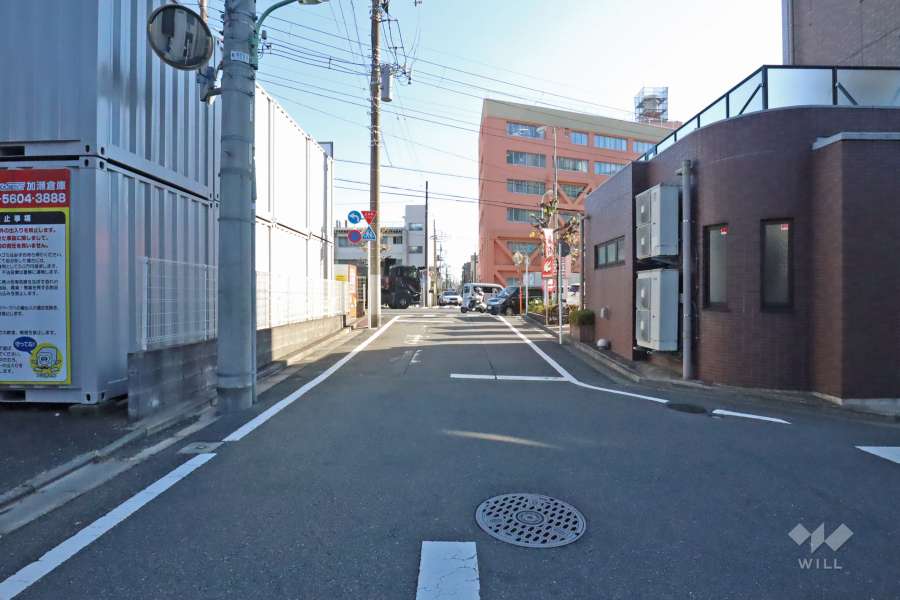 敷地北側の前面道路（西側から）