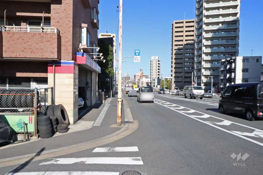 敷地東側の前面道路は産業道路（国道131号線）です(南側から)。
