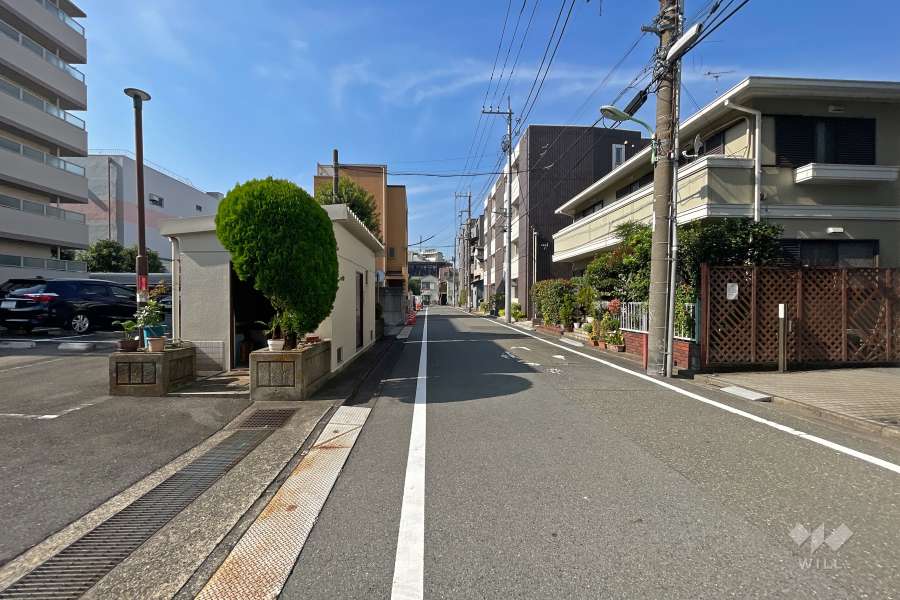 敷地北側の前面道路（東側から）