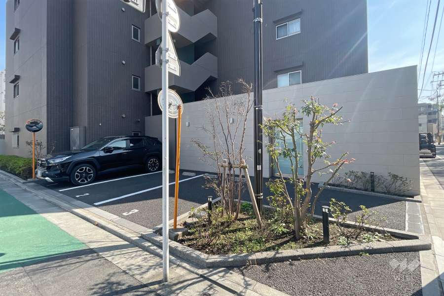 敷地内駐車場（屋外平面式）と駐輪場