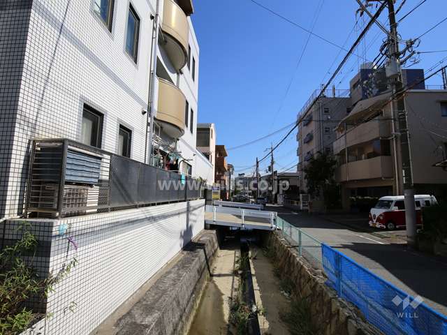 敷地南側の水路と前面道路