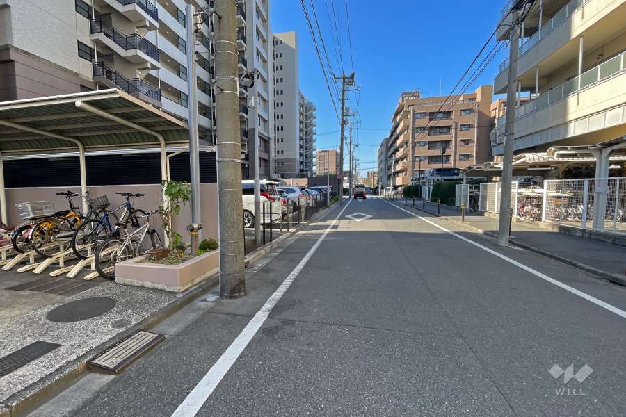 敷地北側の前面道路（東側から）