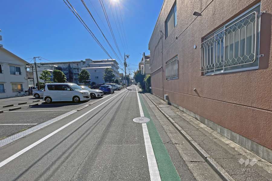 敷地東側の前面道路（北側から）