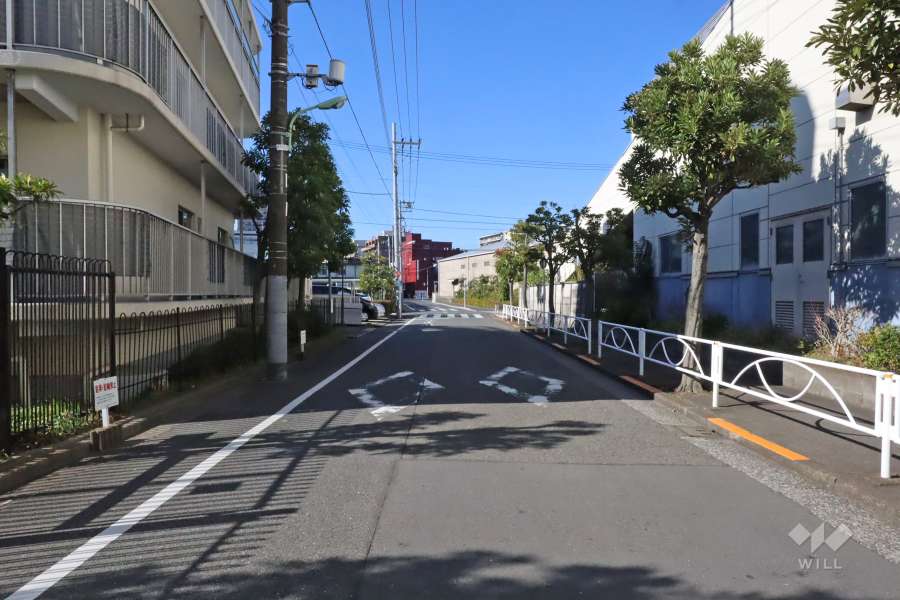 敷地北側の前面道路(東側から)