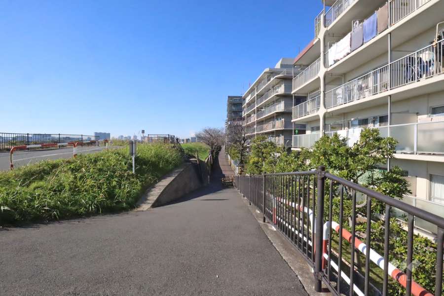 敷地南側の前面道路(東側から)